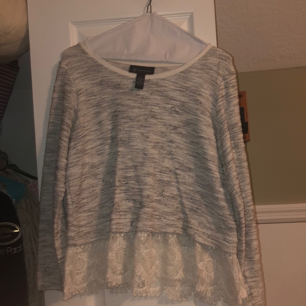 Comfortable sweater with lace at the bottom